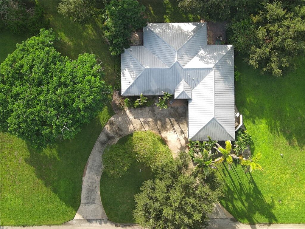 Property Photo:  305 10th Avenue  FL 32962 