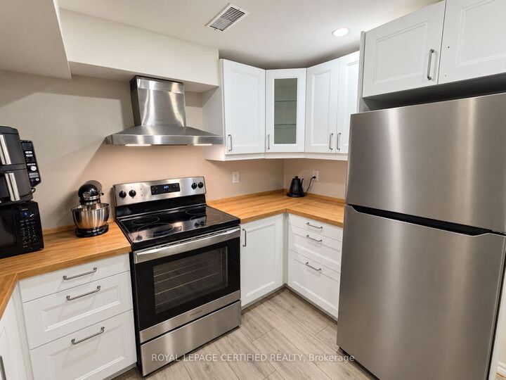 Property Photo:  3856 Swiftdale Drive Bsmt  ON L5M 6M5 
