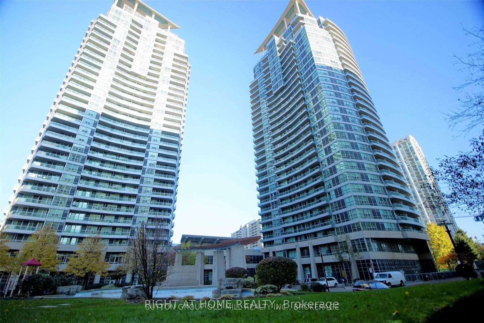 Property Photo:  33 Elm Drive W 1301  ON L5B 4M2 
