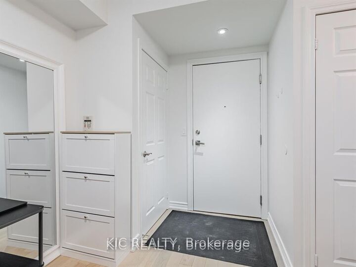 Property Photo:  250 Wellington Street W 1727  ON M5V 3P6 