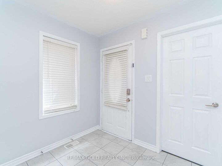 Property Photo:  102 Leadenhall Road  ON L7A 4G9 