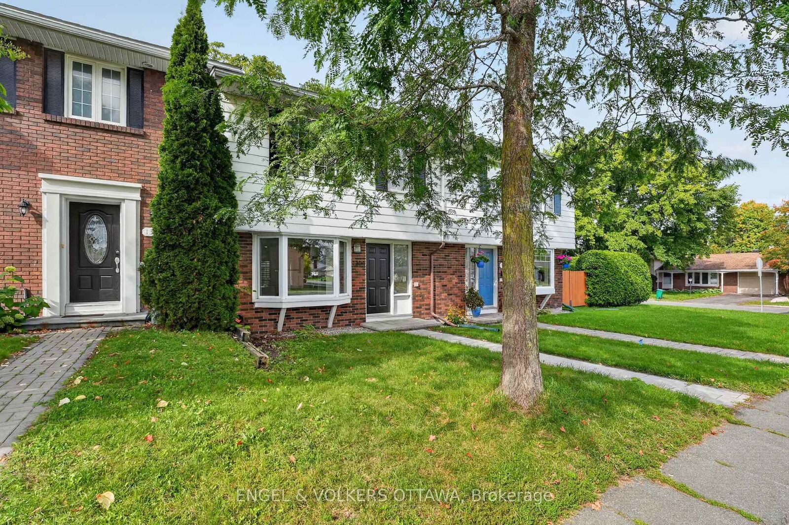 Property Photo: 1304 Morrison Drive ON K2H 7L9