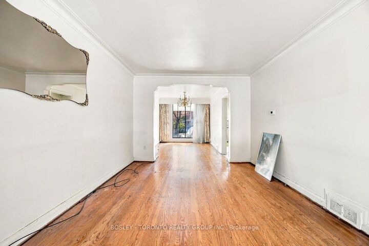 Property Photo:  431 Ridelle Avenue  ON M6B 1K3 