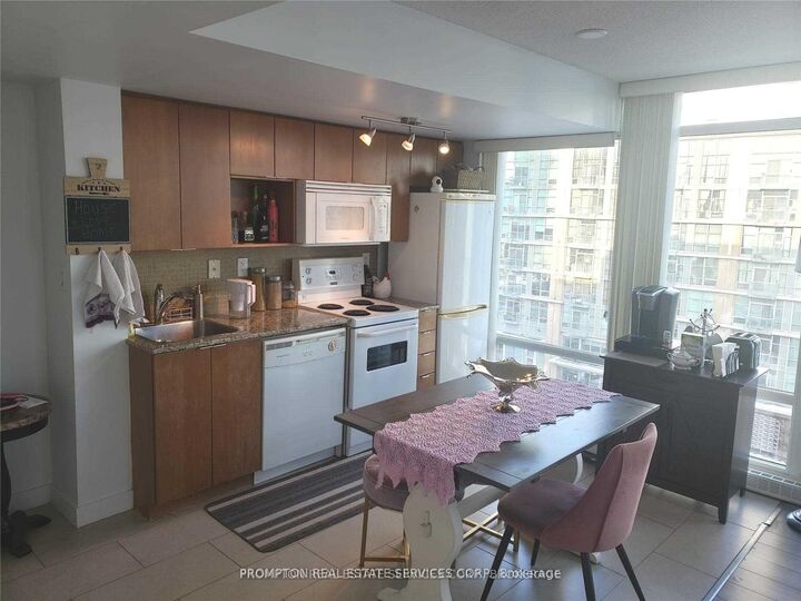 Property Photo:  15 Brunel Court 817  ON M5V 3Y6 