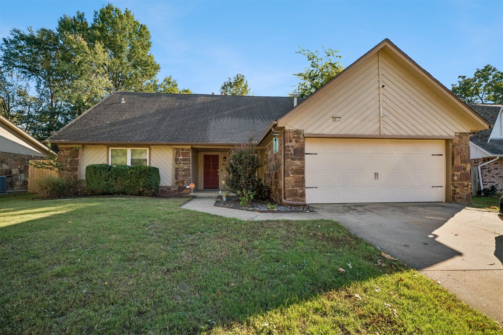 Property Photo: 2613 W Toledo Street OK 74012