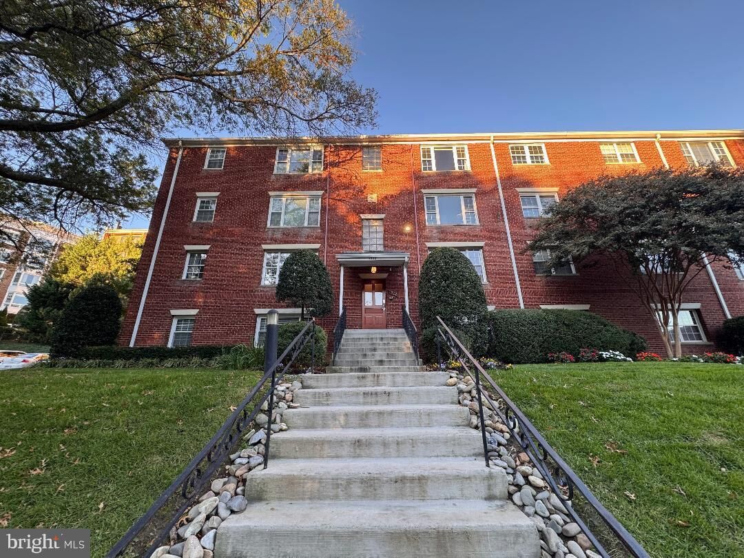 Property Photo:  1220 N Meade Street 1  VA 22209 