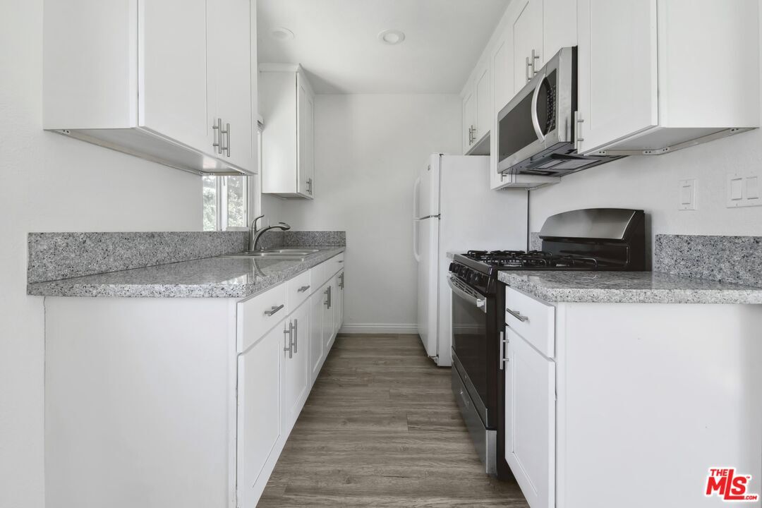 Property Photo:  6612 De Longpre Ave, Unit 5  CA 90028 