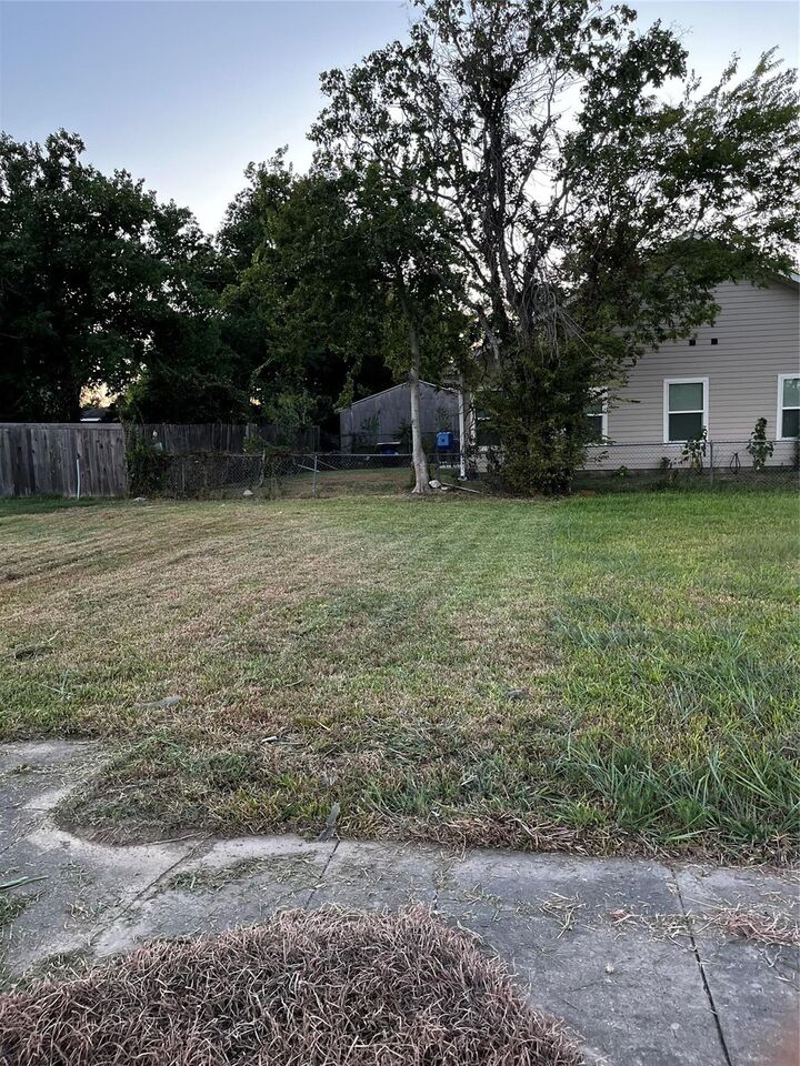 Property Photo:  705 Martin Luther King Street  TX 77520 