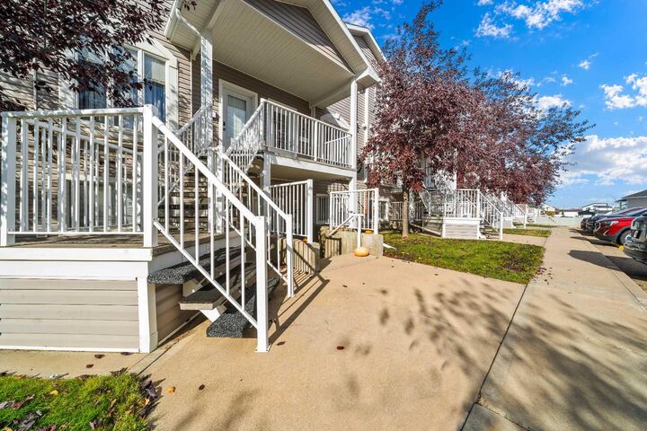Property Photo:  28 Somerset Lane SE  AB T1B 0E5 