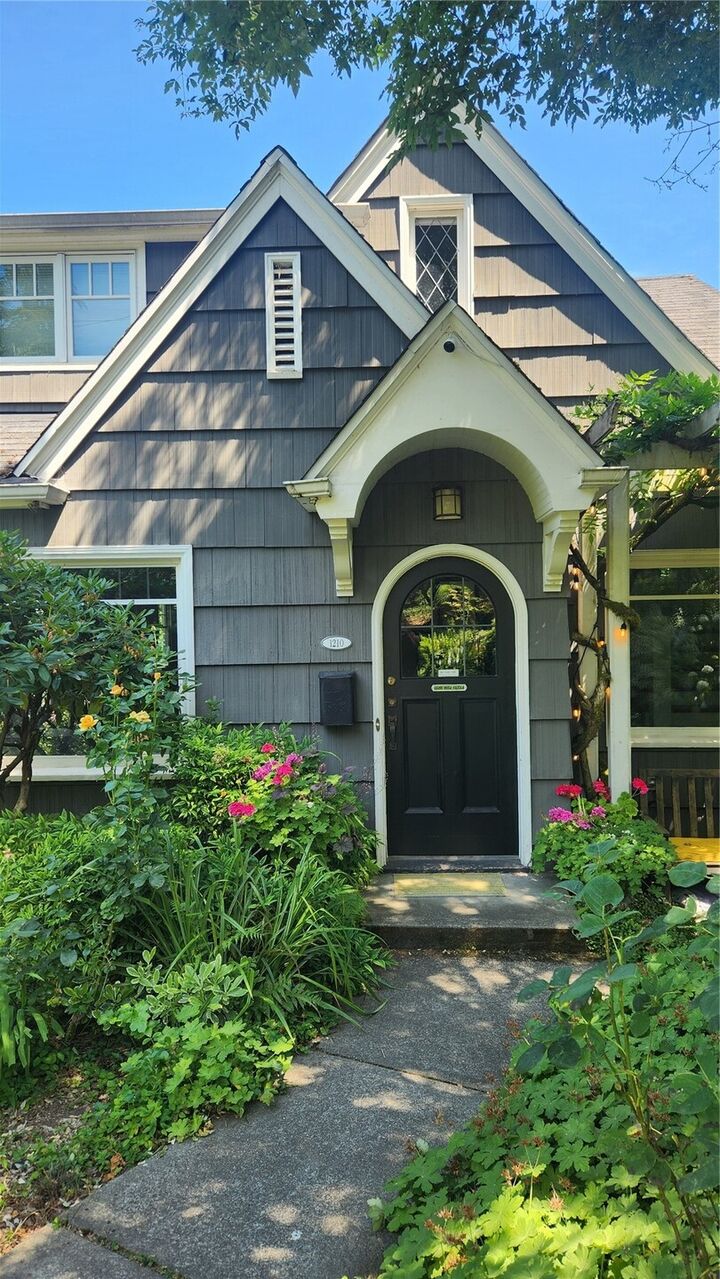 Property Photo: 1210 25th Avenue E WA 98112