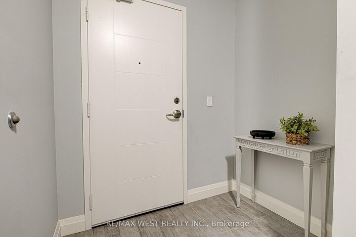 Property Photo:  318 Spruce Street 215  ON N2L 0E9 
