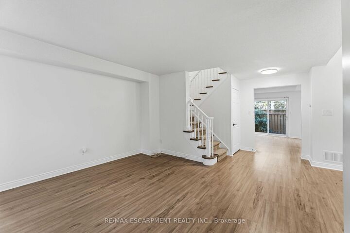 Property Photo:  320 Hamilton Drive 10  ON L9G 4W6 