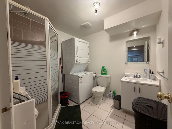 Property Photo:  976 Cristina Court Bsmt  ON L5J 4S1 
