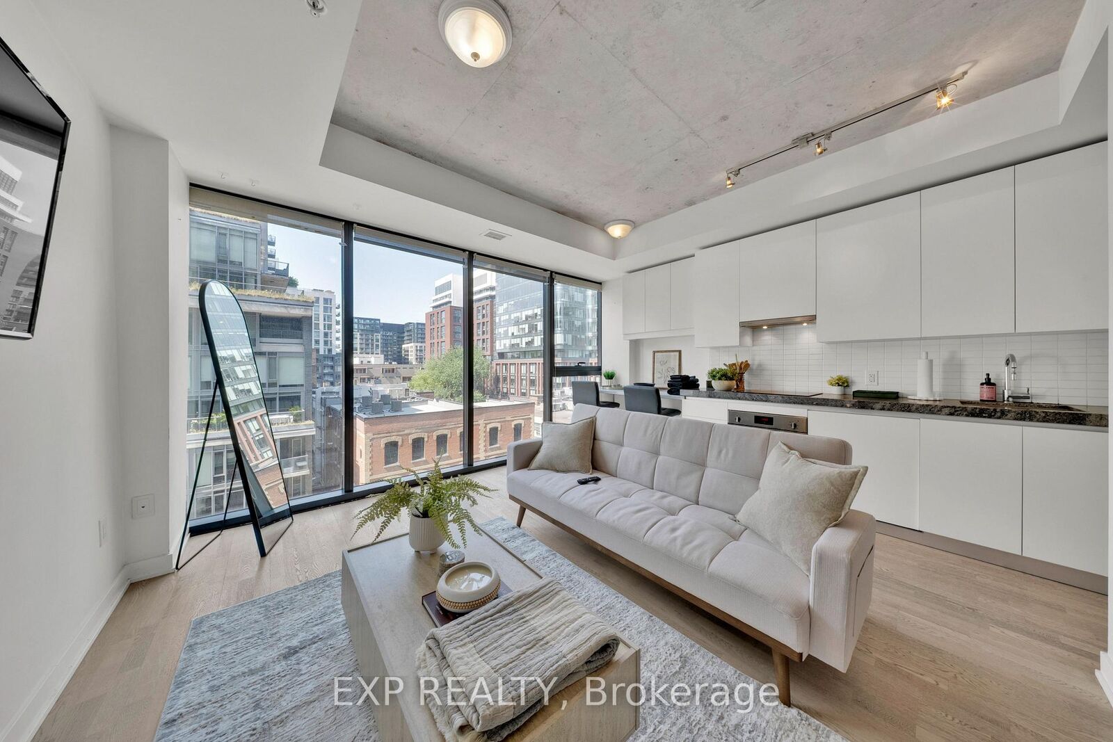 Property Photo:  629 King Street 625  ON M5V 1M5 