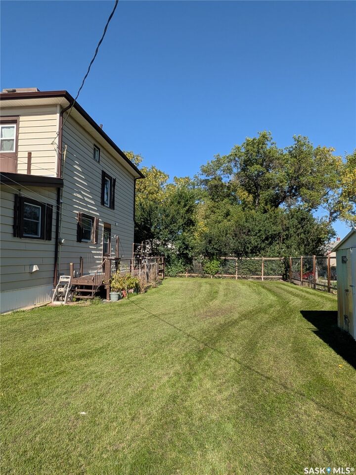 Property Photo:  337 9th Street E  SK S6V 0X9 