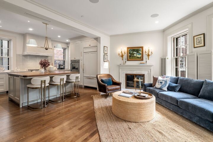 Property Photo:  4 West Hill Place 4  MA 02114 