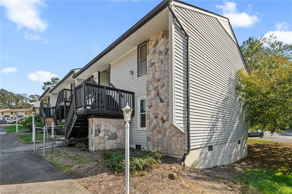 Property Photo: 892 S Ridge Court NC 27107