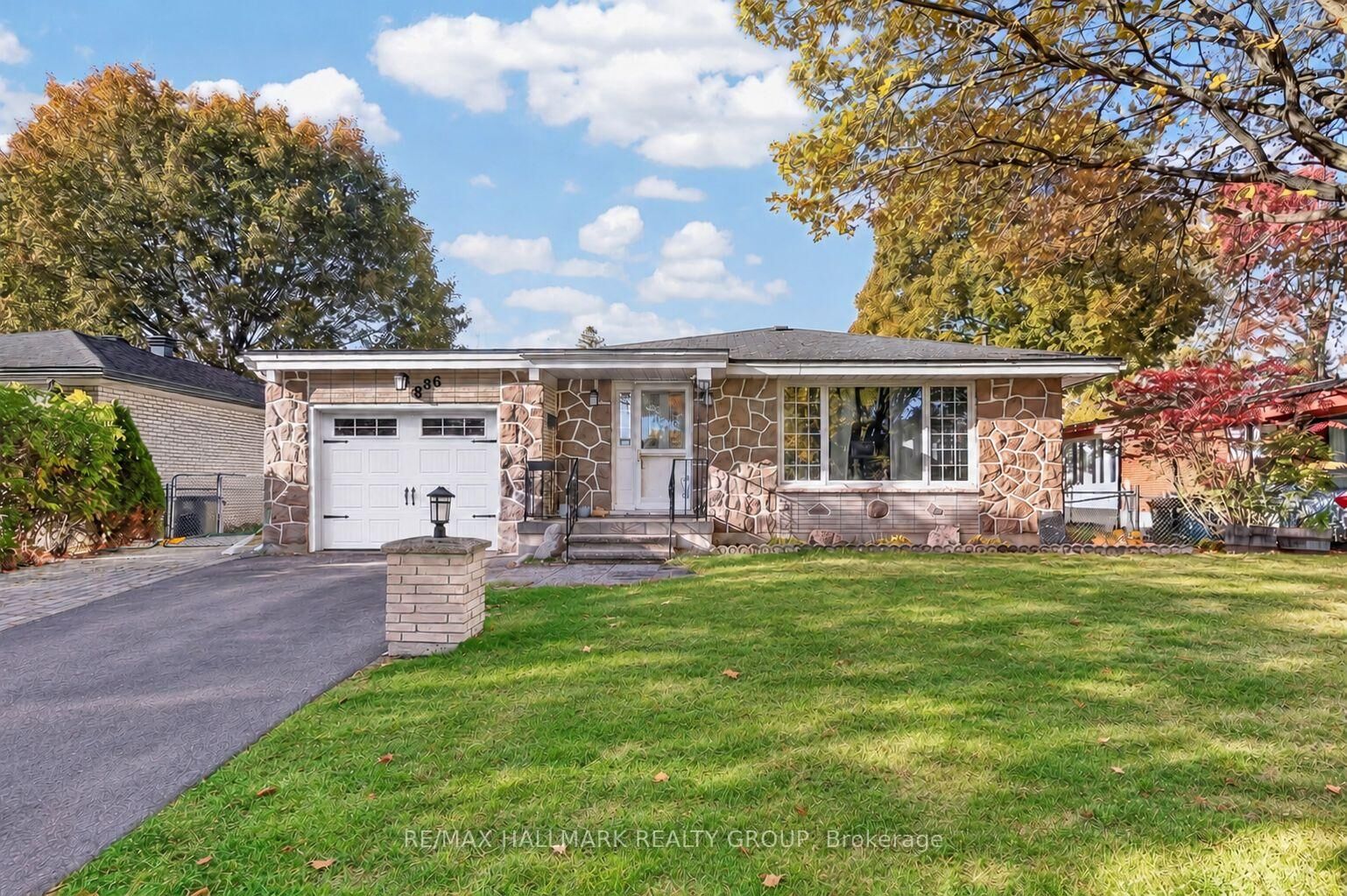 Property Photo:  886 Trojan Avenue  ON K1K 2R2 