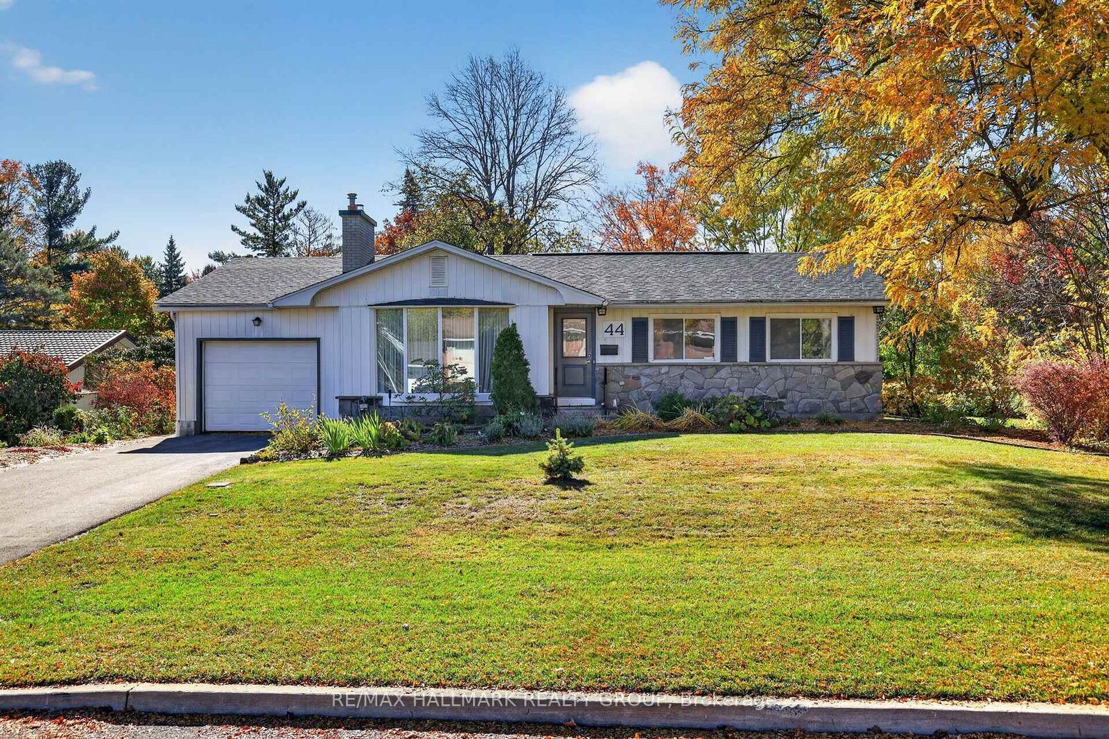 Property Photo: 44 Singal Street ON K2L 1B9