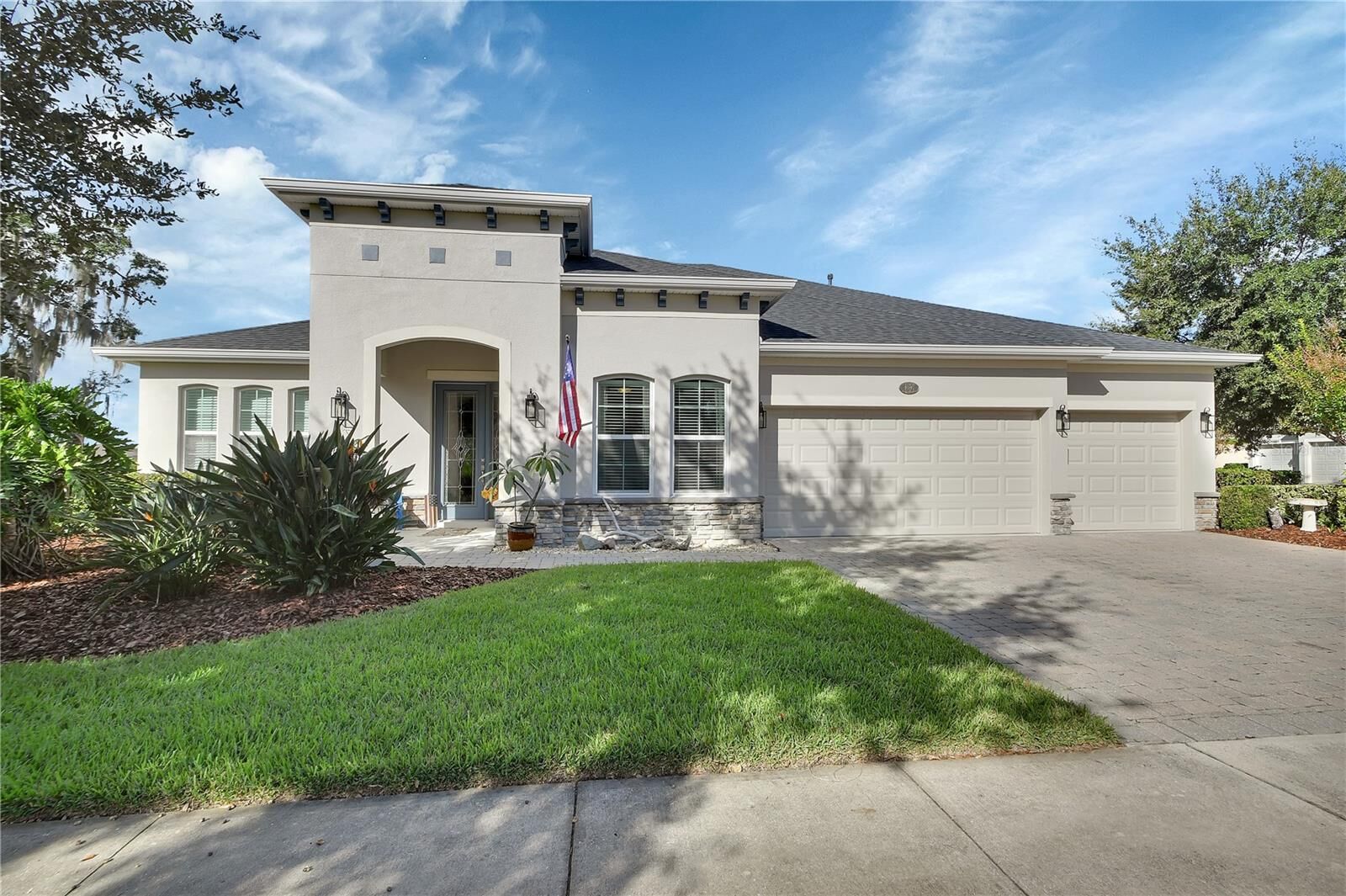 Property Photo: 126 Myrtleberry Lane FL 32724