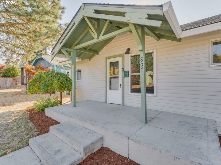 Property Photo:  807 W 39th St  WA 98660 