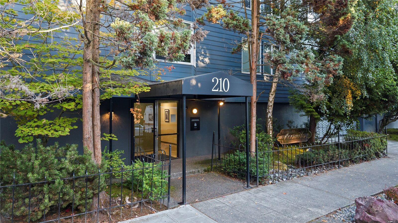 Property Photo:  210  Boylston Avenue E 101  WA 98102 