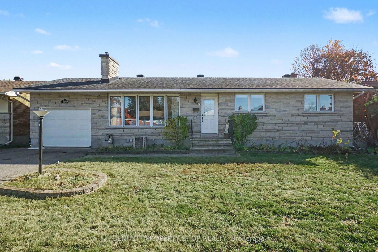 Property Photo:  18 Kingsbury Avenue  ON K2G 3E6 