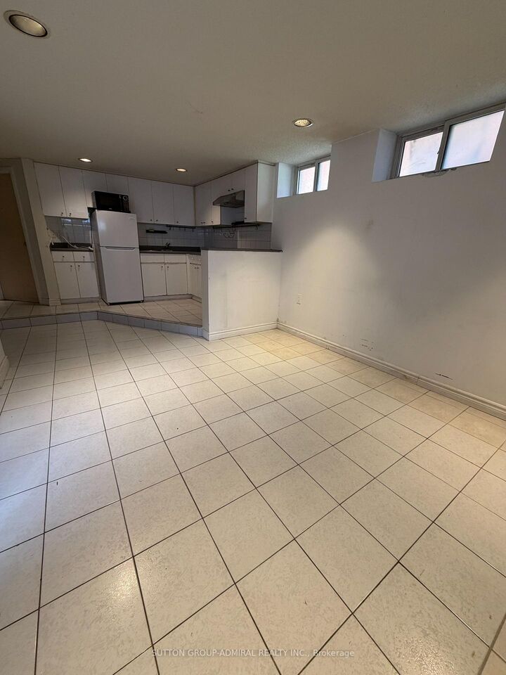 Property Photo:  1188 Avenue Road B  ON M5N 2G1 
