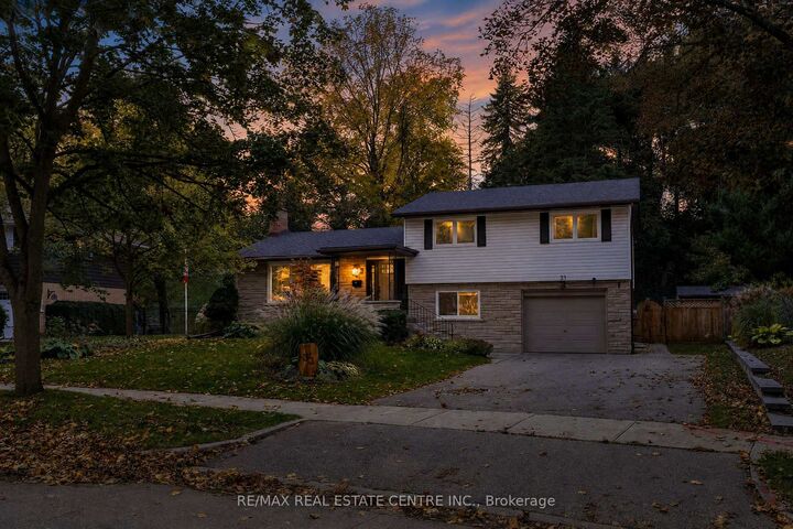 Property Photo:  33 Shadywood Crescent  ON N2M 4J1 