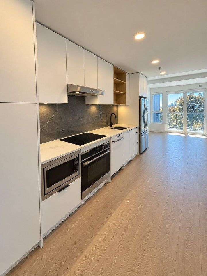 Property Photo:  422 E 3rd Street 558  BC V7L 0K1 