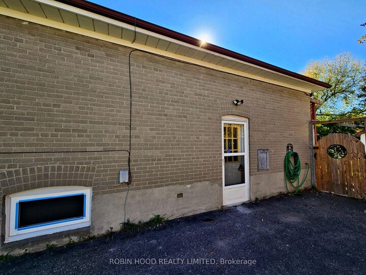 Property Photo:  36 Linton Avenue  ON L1T 2X6 
