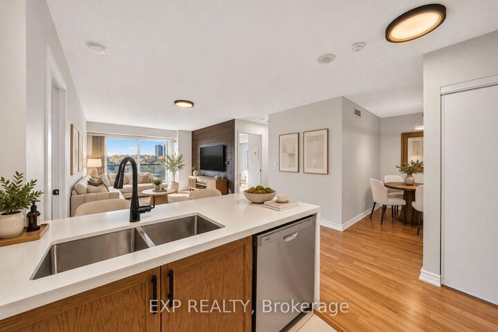 Photo de la propriété:  18 Harding Boulevard W 427  ON L4C 0T3 