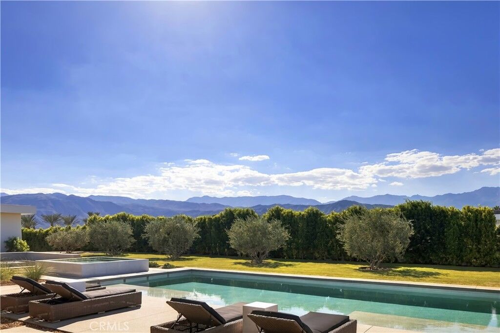 Property Photo: 3 Wren Court CA 92270