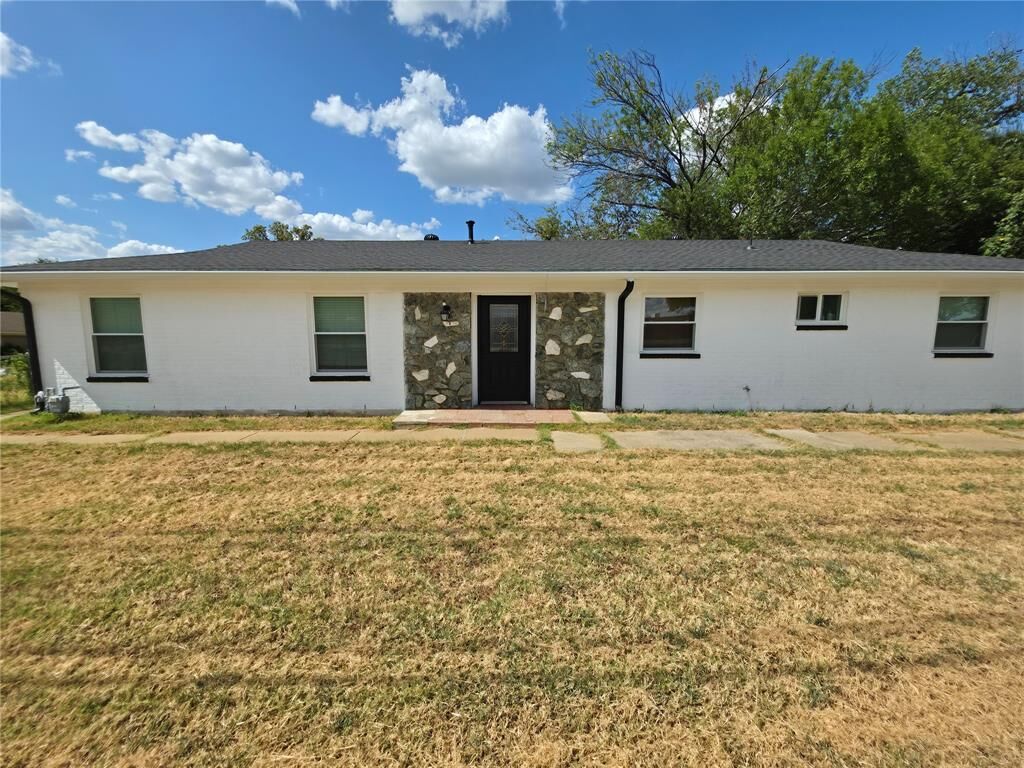 Property Photo:  800 Gettysburg Place  TX 76022 