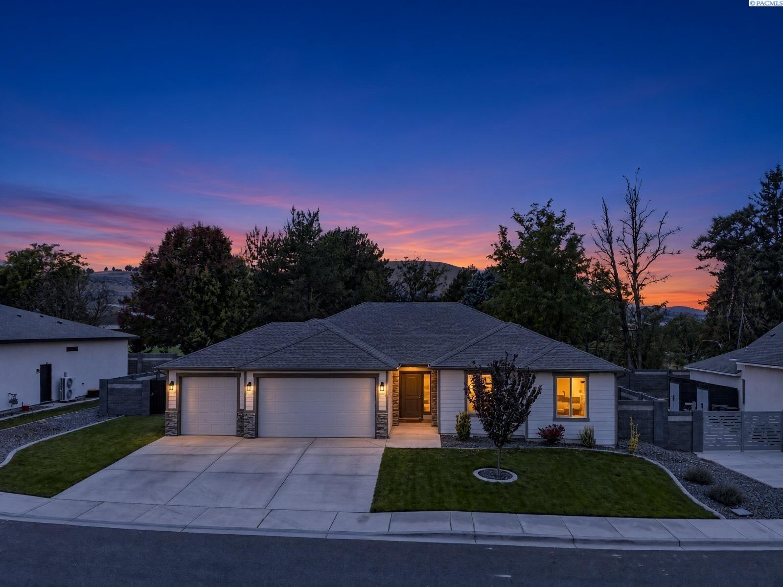 Property Photo:  1629 Livorno Ave  WA 99352 