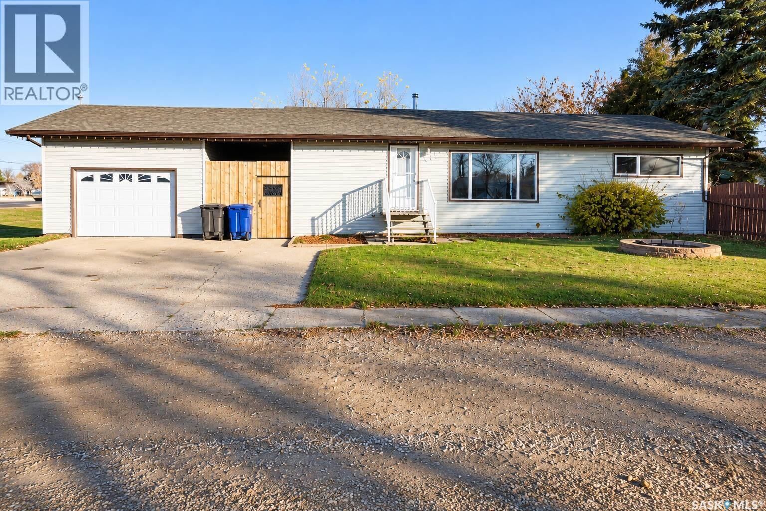 Property Photo:  412 2nd Street N  SK S0K 4P0 