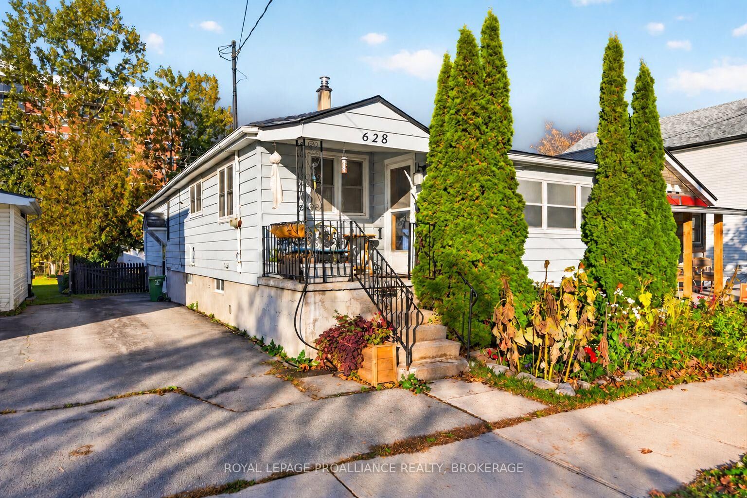Property Photo:  628 Macdonnell Street  ON K7K 4X3 