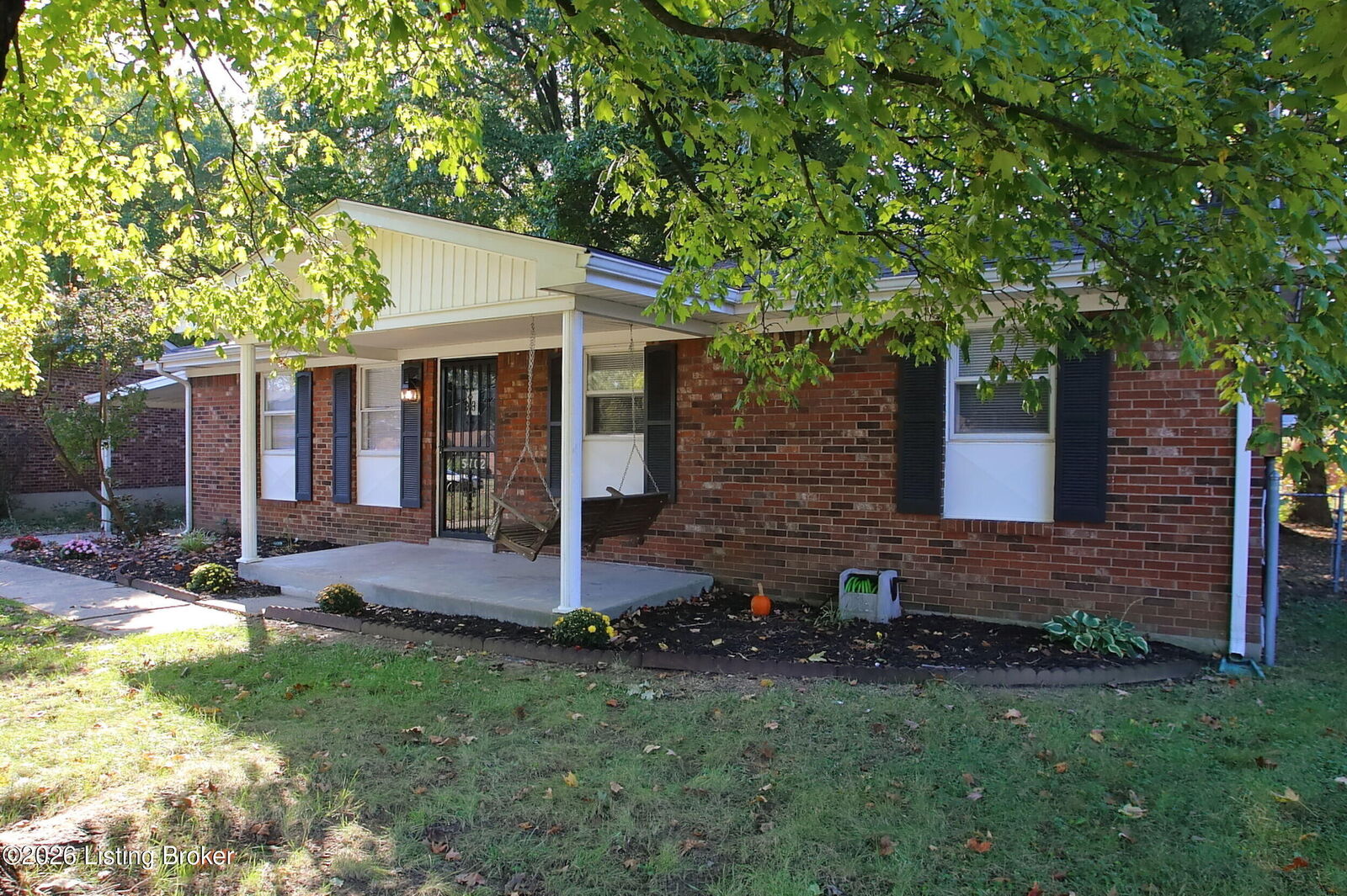 Property Photo:  5702 Maldon Dr  KY 40216 