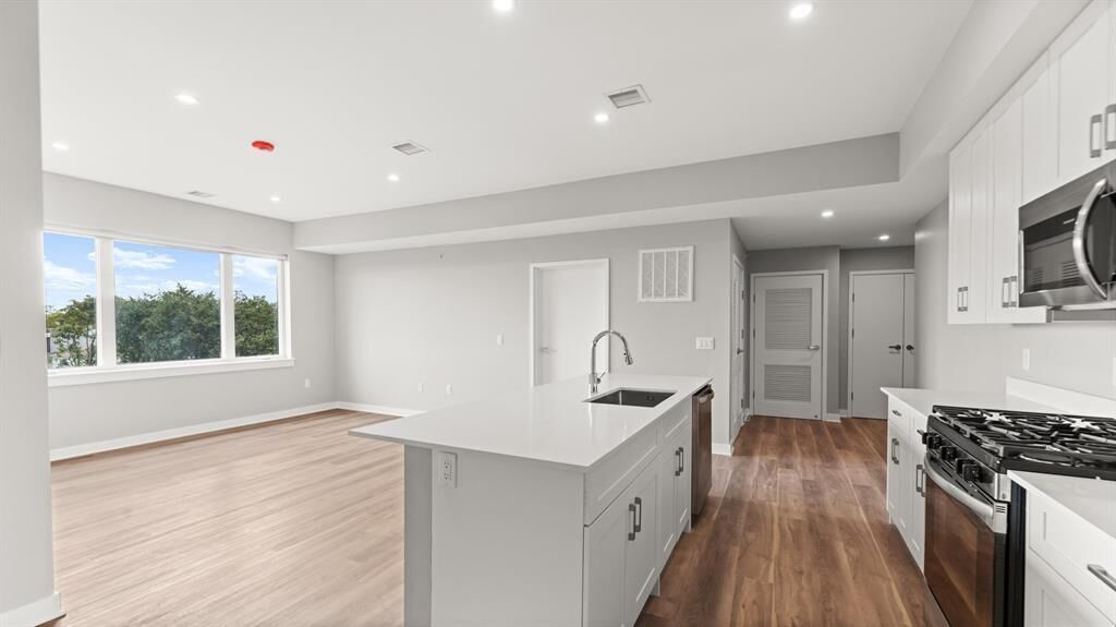 Property Photo:  475 Communipaw Ave 204  NJ 07304 