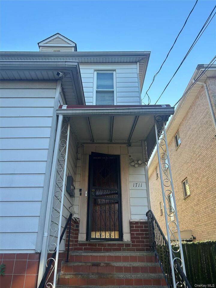 Property Photo:  1711 Fowler Avenue  NY 10462 