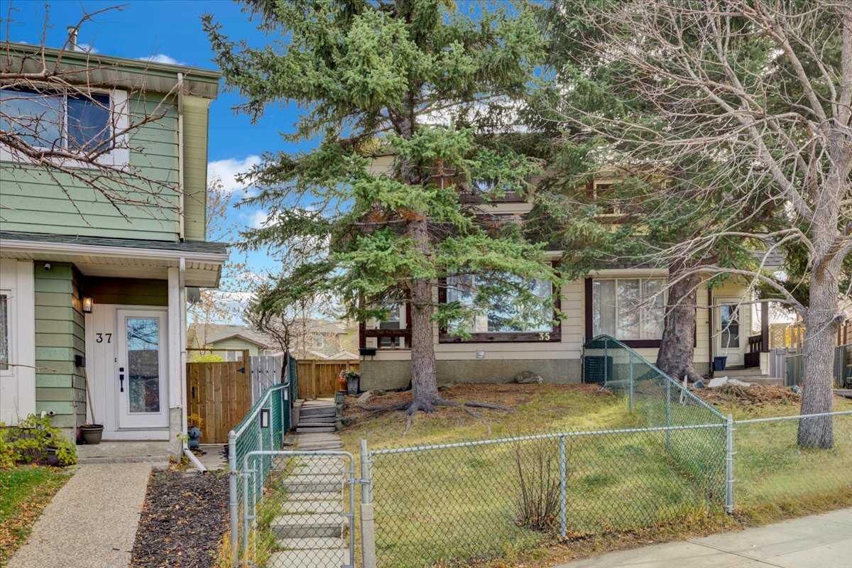 Property Photo:  35 Berkley Court NW  AB T3K 1B7 