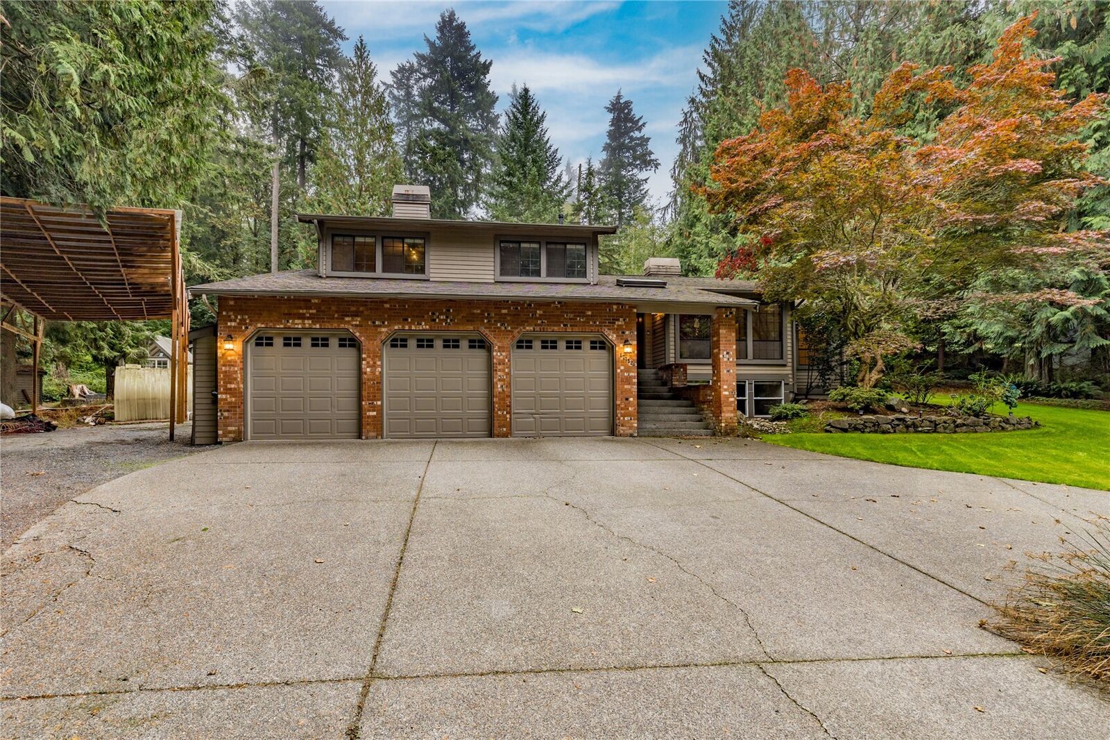 Tri Level Waterfall House for sale in Renton: 17752 SE 173 Place, Renton, WA 98058
