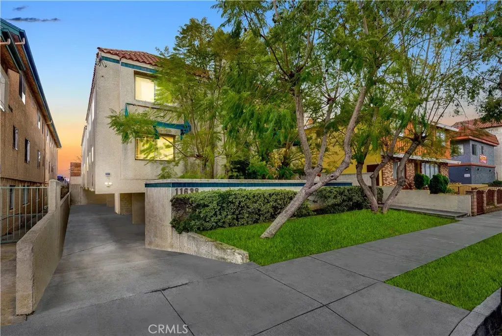 Property Photo:  11638 York Avenue 4  CA 90250 