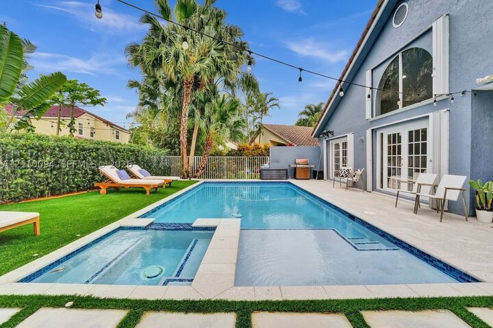 Property Photo:  2064 Island Cir  FL 33326 