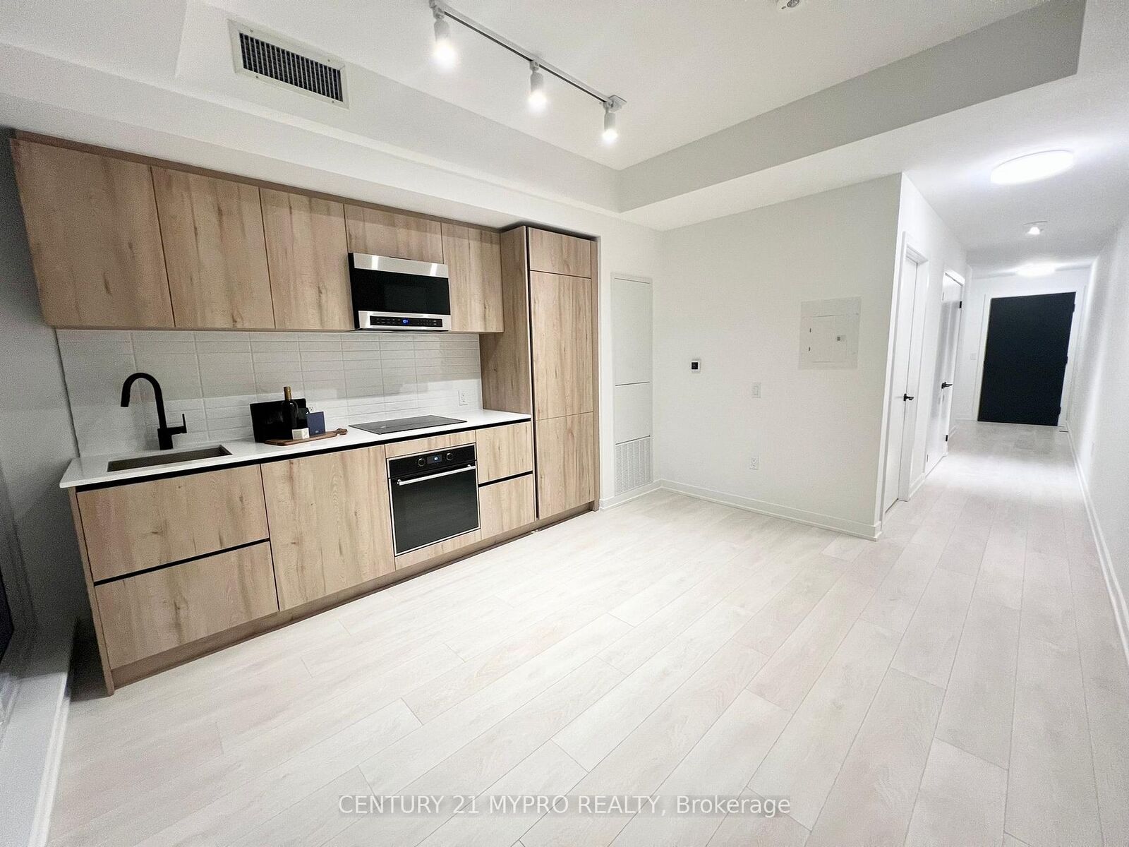 Property Photo:  127 Broadway Avenue 204  ON M4P 1V8 
