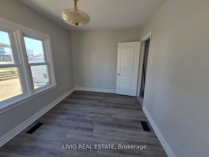 Property Photo: 323 Queen Street E ON L7J 1R1