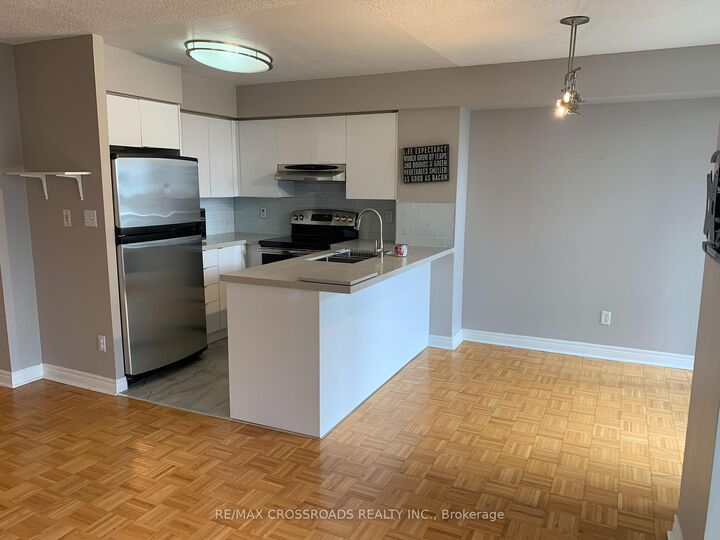 Property Photo:  43 Eglinton Avenue E 1211  ON M4P 1A1 