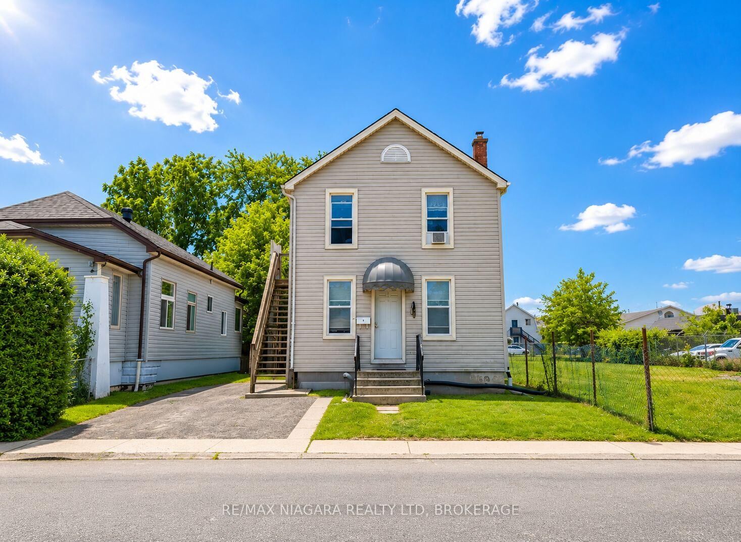 Photo de la propriété:  4 Manchester Avenue  ON L2R 1N8 