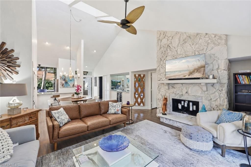 Property Photo:  556 Bay Villas Ln  FL 34108 