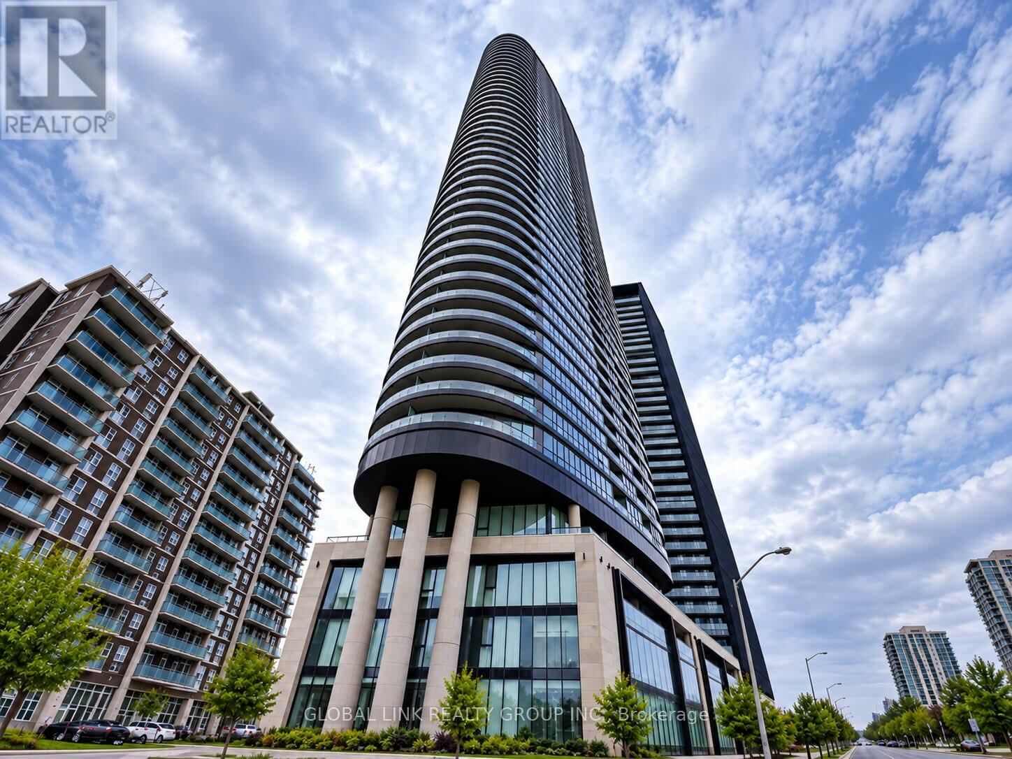 Property Photo: 585 Bloor Street East 2115 ON M4W 0B3